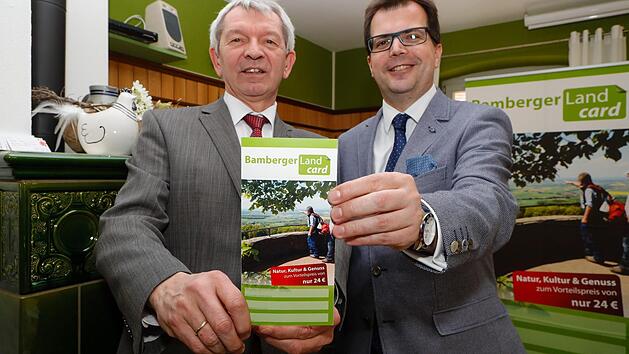 Landrat Johann Kalb (CSU) und B&uuml;rgermeister Christian Lange (CSU) stellen die neue BambergerLandCard im Bauernmuseum in Frensdorf vor.  Foto: Matthias Hoch
