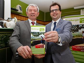 Landrat Johann Kalb (CSU) und Bürgermeister Christian Lange (CSU) stellen die neue BambergerLandCard im Bauernmuseum in Frensdorf vor.  Foto: Matthias Hoch