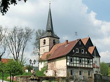 Das ortsbildprägende sogenannte Lernershaus vor der Dreieinigkeitskirche in Weißenbrunn wird auf jeden Fall erhalten bleiben und soll saniert werden. Bürgermeister Egon Herrmann dementiert Gerüchte über einen Abriss des Hauses. Foto: K.- H. Hofmann