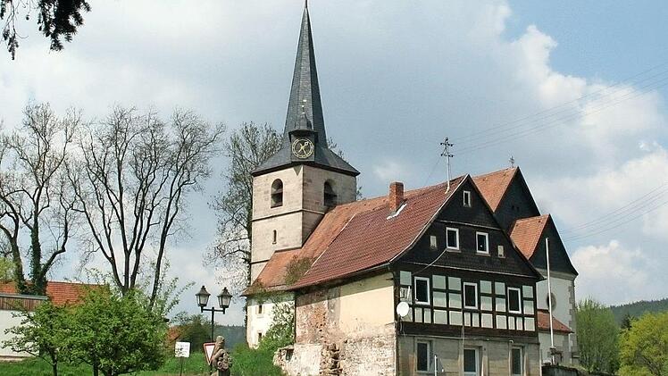 Das ortsbildprägende sogenannte Lernershaus vor der Dreieinigkeitskirche in Weißenbrunn wird auf jeden Fall erhalten bleiben und soll saniert werden. Bürgermeister Egon Herrmann dementiert Gerüchte über einen Abriss des Hauses. Foto: K.- H. Hofmann