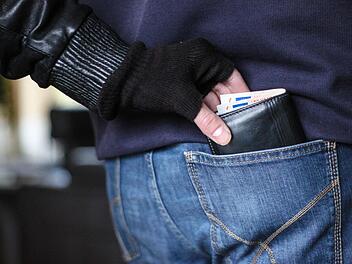 Wegen mehrerer räuberischer Erpressungen und Diebstähle in den vergangenen Monaten in Bayreuth, muss sich nach umfangreichen Ermittlungen der Kriminalpolizei Bayreuth nun ein 16-jähriger Mann strafrechtlich verantworten. Symbolfoto: Christopher Schulz