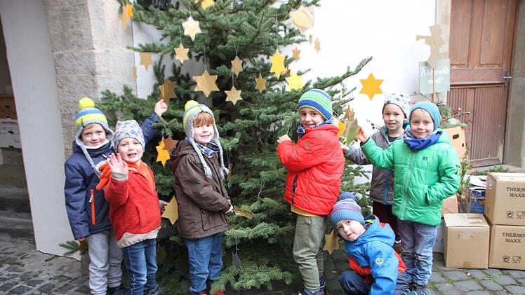 Mit Begeisterung haben die Brünner Kindergartenkinder einen Christbaum im Schlosshof geschmückt.Heike Beudert