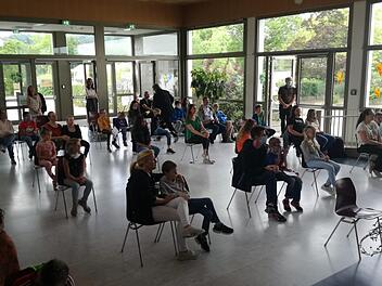 Mit corona-konformem Abstand verfolgten Eltern und Kinder die Abschiedsfeier der Partnerklasse.     Foto: Verena Stephan