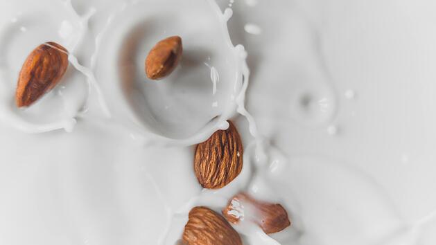 Eine von vielen pflanzlichen Alternativen zu Kuhmilch: Mandelmilch. Symbolfoto: Austin Wilcox/Unsplash.com.