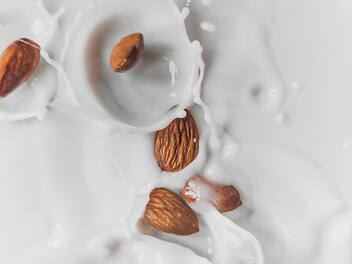 Eine von vielen pflanzlichen Alternativen zu Kuhmilch: Mandelmilch. Symbolfoto: Austin Wilcox/Unsplash.com.