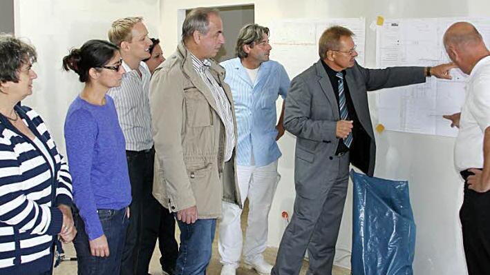 Mitinhaber Karlheinz Adam und Bürgermeister Wolfgang Beiergrößlein sind von der Umsetzung der Pläne im früheren Kreuzbergmarkt begeistert. Mitinhaberin Christa Ruff, Ellen Kraus, Christian und Julia Möckel, Georg Köstner sowie Eberhard Kraus (von links) folgen ihren Ausführungen. Foto: Marco Meißner