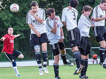 Es bleibt dabei: Die Fußballer des SSV Kasendorf II (weiße Trikots) spielen nächste Saison nicht gegen Thurnau (Bild), Peesten oder Hutschdorf, sondern im Bamberger Raum gegen Wernsdorf, Giech und Mistendorf. Das Verbandssportgericht hat den Einspruch der Kasendorfer letztinstanzlich abgelehnt. Foto: Alexander Muck
