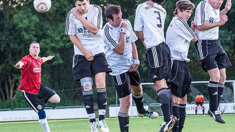 Es bleibt dabei: Die Fußballer des SSV Kasendorf II (weiße Trikots) spielen nächste Saison nicht gegen Thurnau (Bild), Peesten oder Hutschdorf, sondern im Bamberger Raum gegen Wernsdorf, Giech und Mistendorf. Das Verbandssportgericht hat den Einspruch der Kasendorfer letztinstanzlich abgelehnt. Foto: Alexander Muck