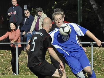 Reichenbachs Spielertrainer Marc Hartmann (links) nimmt sich den Kissinger Timo Schmitt vor. Foto: san
