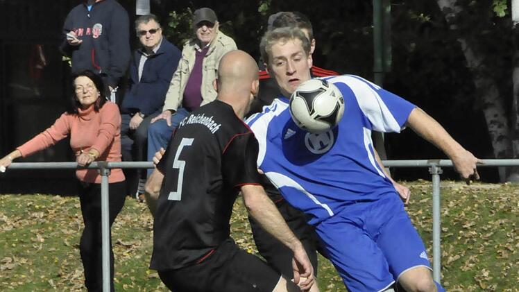 Reichenbachs Spielertrainer Marc Hartmann (links) nimmt sich den Kissinger Timo Schmitt vor. Foto: san