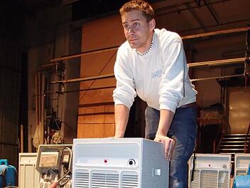 Ein Dutzend dieser Kondensationstrockner soll die Nässe aus dem Bühnenhaus treiben. Foto: Jochen Berger