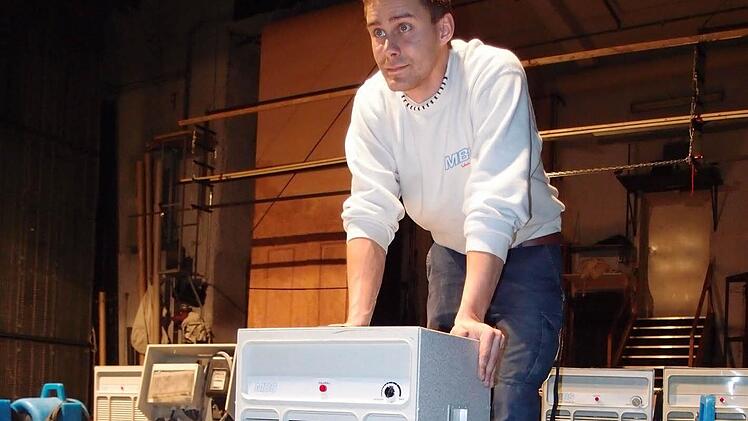 Ein Dutzend dieser Kondensationstrockner soll die Nässe aus dem Bühnenhaus treiben. Foto: Jochen Berger