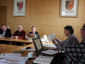 Der Wahlausschuss des Landkreises bestätige seine Auffassung, dass die AfD nicht zur Wahl zugelassen wird. Es tagten gestern (von links): Dr. Dieter George, Klaus Thormann, Albert Fießer, Kreiswahlleiter Frithjof Dier und sein Stellvertreter Eduard Minks.  Foto: Roepert