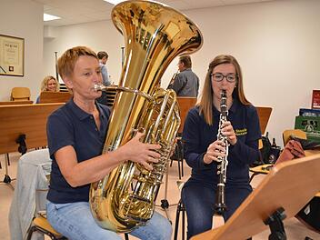 Silvia Benkert (Tuba) und Laura Kuhn (Klarinette) setzen die Familientradition bei den Steinacher Musikanten fort. Mutter und Tochter musizieren nicht nur miteinander, sondern engagieren sich auch bei der Ausbildung des Nachwuchses. Fotos: Kathrin Kupka-Hahn