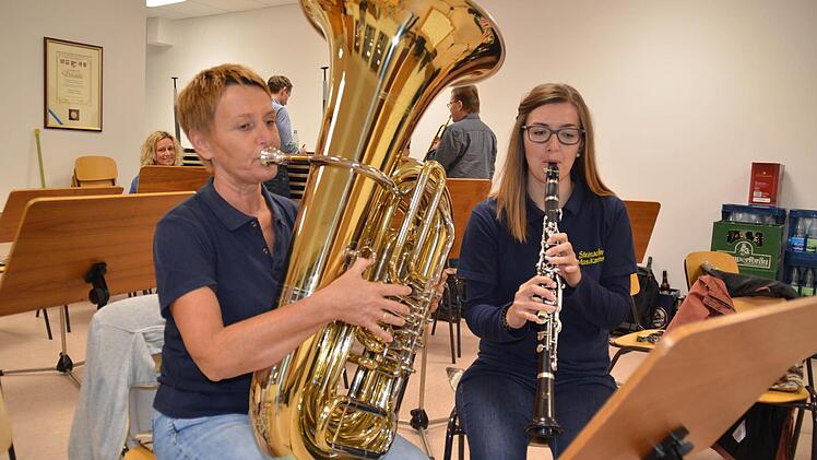 Silvia Benkert (Tuba) und Laura Kuhn (Klarinette) setzen die Familientradition bei den Steinacher Musikanten fort. Mutter und Tochter musizieren nicht nur miteinander, sondern engagieren sich auch bei der Ausbildung des Nachwuchses. Fotos: Kathrin Kupka-Hahn
