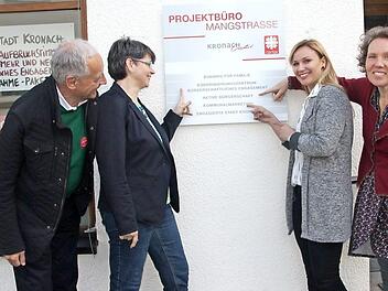 Sie sind stolz auf ihr Projektbüro (von links): Der Vorsitzende von Kronach Creativ, Rainer Kober, Sabine Nuber, Margarita Volk-Lovrinovic und Claudia Ringhoff   Foto: Veronika Schadeck