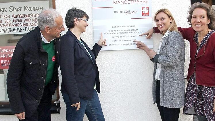 Sie sind stolz auf ihr Projektbüro (von links): Der Vorsitzende von Kronach Creativ, Rainer Kober, Sabine Nuber, Margarita Volk-Lovrinovic und Claudia Ringhoff   Foto: Veronika Schadeck
