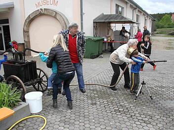 Die kleinen Besucher übten mit der historischen Feuerwehrspritze. Foto: Richard Sänger