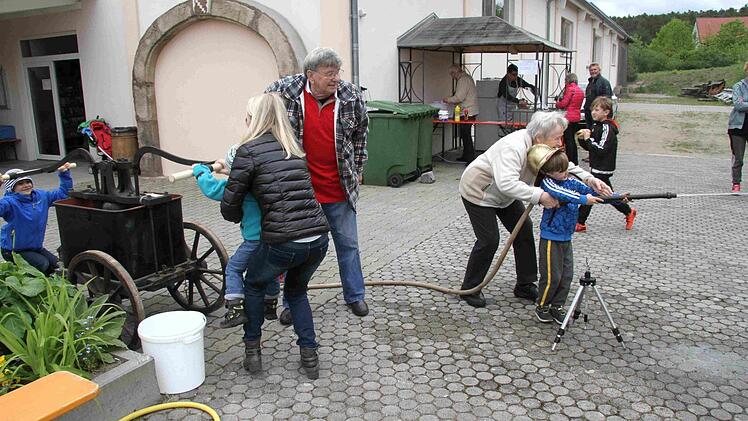 Die kleinen Besucher übten mit der historischen Feuerwehrspritze. Foto: Richard Sänger