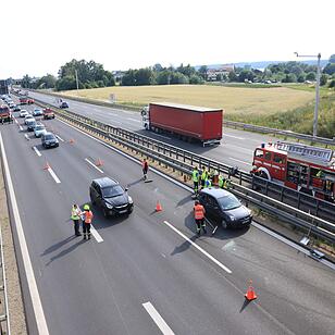 A73 bei Baiersdorf: VW Passat kracht in Stauende