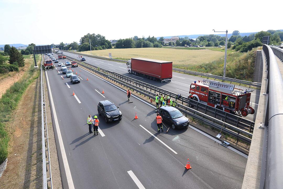 A73 bei Baiersdorf: VW Passat kracht in Stauende
