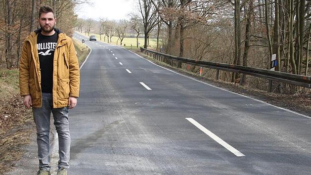 Tobias Freibott an der Stelle zwischen Steinach und Unterebersbach, an der der schlimme Unfall passierte. Wo der Asphalt sich dunkel verf&auml;rbt, stand das brennende Auto - mit einem eingeklemmten Menschen darin. Foto: Susanne Will