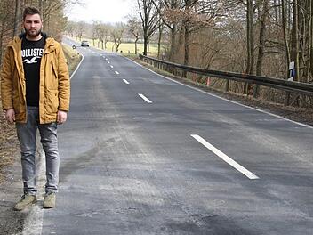 Tobias Freibott an der Stelle zwischen Steinach und Unterebersbach, an der der schlimme Unfall passierte. Wo der Asphalt sich dunkel verfärbt, stand das brennende Auto - mit einem eingeklemmten Menschen darin. Foto: Susanne Will
