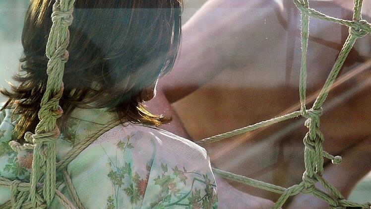 In der Pfalz wurde die Polizei zu einer vermeintlichen Misshandlung, bei der eine Frau misshandelt worden sei, gerufen.  Symbolbild: dpa/Jens Kalaene