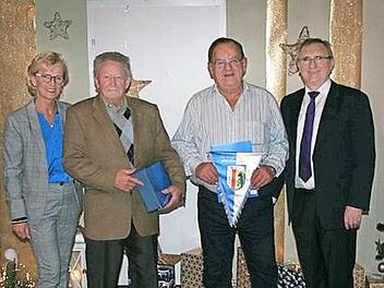 Stellvertretende Vorsitzende Helga Leißner und Vorsitzender Martin Hofmann (r.) zeichneten Hartwig Merkl und Gerhard Ide aus. Foto: privat