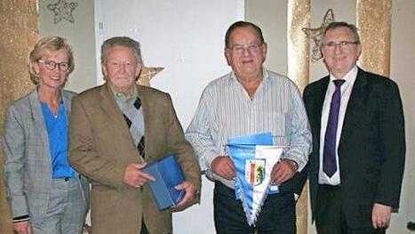 Stellvertretende Vorsitzende Helga Leißner und Vorsitzender Martin Hofmann (r.) zeichneten Hartwig Merkl und Gerhard Ide aus. Foto: privat