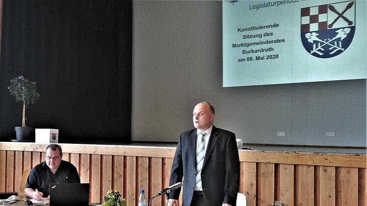 Bürgermeister Daniel Wehner (CSU, rechts) bei der Begrüßung des neuen Gemeinderats, hier mit Kämmerer Heiko Schuhmann. Foto: Sigismund von Dobschütz