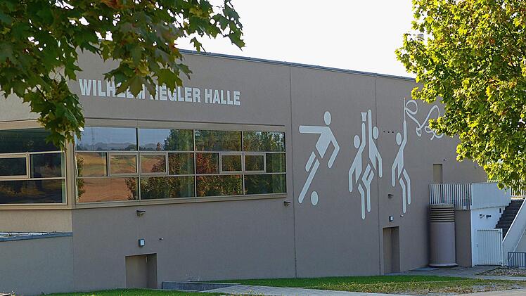 Im Umfeld der Wilhelm-Hegler-Halle in Oerlenbach will ein Betreiber einen Stellplatz für Wohnmobile errichten. Das Thema "Stellplatz" ist nicht vom Tisch, der Platz an der Sporthalle scheint dem Gemeinderat aber nicht gut geeignet. Foto: Hans-Peter Hepp
