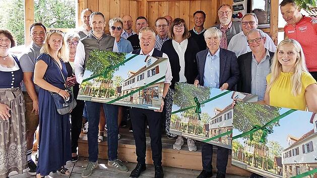 Die Übergabe eines Erinnerungsgeschenkes an die Vertreter der Förderstellen nahm Bürgermeister Martin Bernreuther auf der neuen Tanzbruck, wie unser Bild zeigt, an Landrat Klaus Peter Söllner vor.