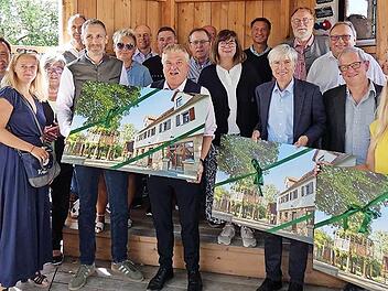 Die Übergabe eines Erinnerungsgeschenkes an die Vertreter der Förderstellen nahm Bürgermeister Martin Bernreuther auf der neuen Tanzbruck, wie unser Bild zeigt, an Landrat Klaus Peter Söllner vor.