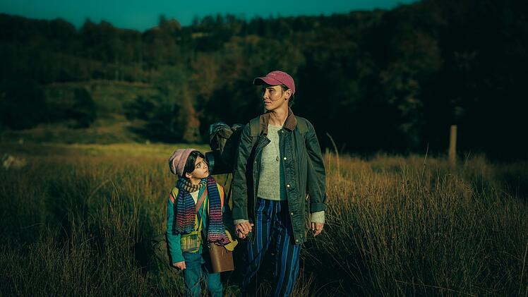 Elena (Peri Baumeister) und Tochter Ada (Soraya Marie Efe) begeistern sich f&uuml;r die Natur und ganz besonders f&uuml;r V&ouml;gel. Bei einem Ausflug hoffen sie, einen Goldregenpfeifer zu finden.