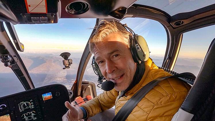 Bei einem Helikopterflug &uuml;ber den &Auml;tna erkl&auml;rt Dirk Steffens, wie Ziegen wom&ouml;glich einen Vulkanausbruch vorhersagen k&ouml;nnten.