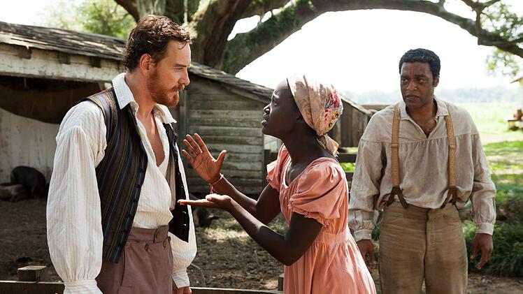 Solomon (Chiwetel Ejiofor, rechts) versucht, Patsey (Lupita Nyong'o) vor den Ausbr&uuml;chen Edwin Epps (Michael Fassbender) zu sch&uuml;tzen.