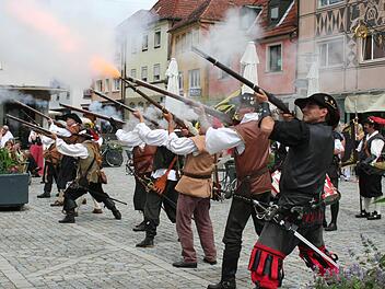 Originalgetreue Nachbildungen sind die Musketen, mit denen die Musketiere auf dem Marktplatz die Feindabwehr demonstrierten.  Fotos: Evi Seeger