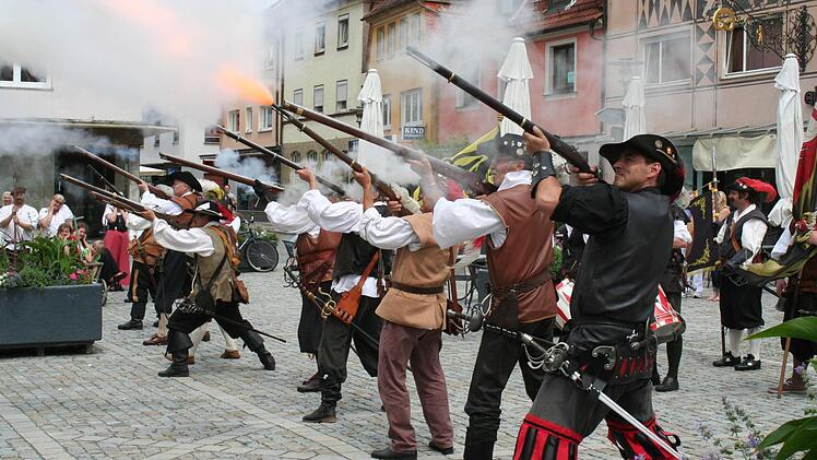 Originalgetreue Nachbildungen sind die Musketen, mit denen die Musketiere auf dem Marktplatz die Feindabwehr demonstrierten.  Fotos: Evi Seeger