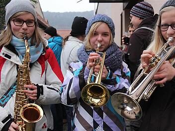 Auch die Jugend begeistert sich für das Silvesterblasen: Kathrin mit dem Saxophon, Elena und Luisa mit der Trompete (von links). Fotos: Gerd Schaar