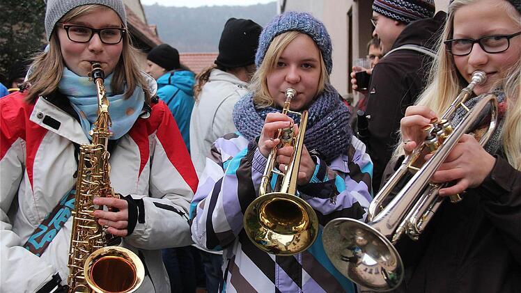 Auch die Jugend begeistert sich für das Silvesterblasen: Kathrin mit dem Saxophon, Elena und Luisa mit der Trompete (von links). Fotos: Gerd Schaar