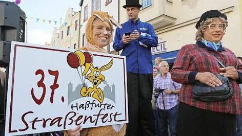Der Hase gehört zu Haßfurt und natürlich zum Straßenfest