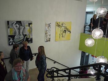 Auch im Treppenhaus des Rathauses gibt es Bilder zu bewundern. Foto: Pauline Lindner