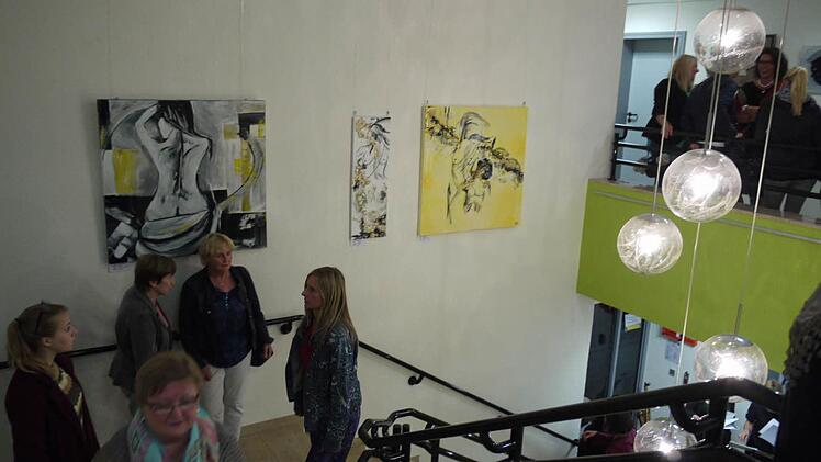 Auch im Treppenhaus des Rathauses gibt es Bilder zu bewundern. Foto: Pauline Lindner