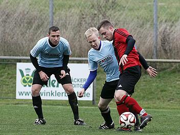 Der Scheßlitzer Andreas Altenfeld (r.) wird von Markus Fleischmann angegriffen, dahinter sichert dessen Teamkollege Max Roth ab. Fotos: sportpress