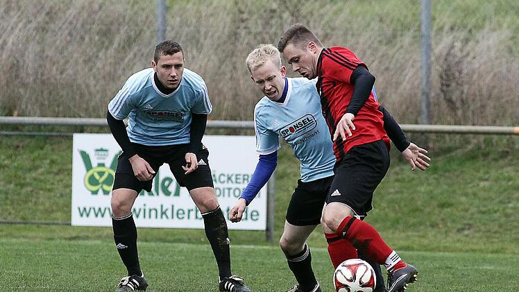 Der Scheßlitzer Andreas Altenfeld (r.) wird von Markus Fleischmann angegriffen, dahinter sichert dessen Teamkollege Max Roth ab. Fotos: sportpress