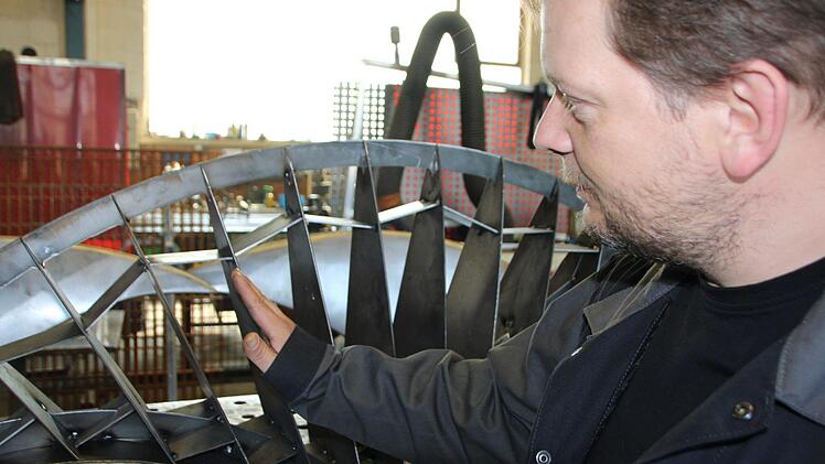 Metallbauer Marcel Häusler fertigt die Skulptur nach den Plänen von Malte Meinck Foto: Benedikt Borst