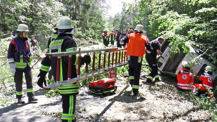 Alle Händen voll zu tun hatten die Hilfskräfte. Allt Fotos: Vhristian Licha
