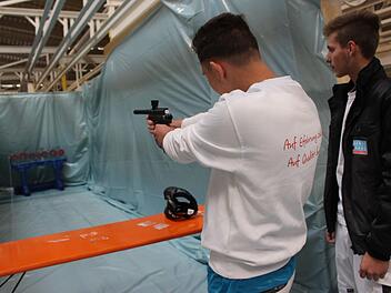 Um Nachwuchskräfte zu erreichen, lässt sich  Hanse Haus einiges einfallen. Die Handwerker-Olympiade soll das Interesse am Handwerk wecken: Hier eine Paintball-Station der Maler.  Foto: Julia Raab