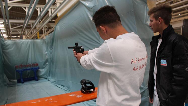 Um Nachwuchskräfte zu erreichen, lässt sich  Hanse Haus einiges einfallen. Die Handwerker-Olympiade soll das Interesse am Handwerk wecken: Hier eine Paintball-Station der Maler.  Foto: Julia Raab